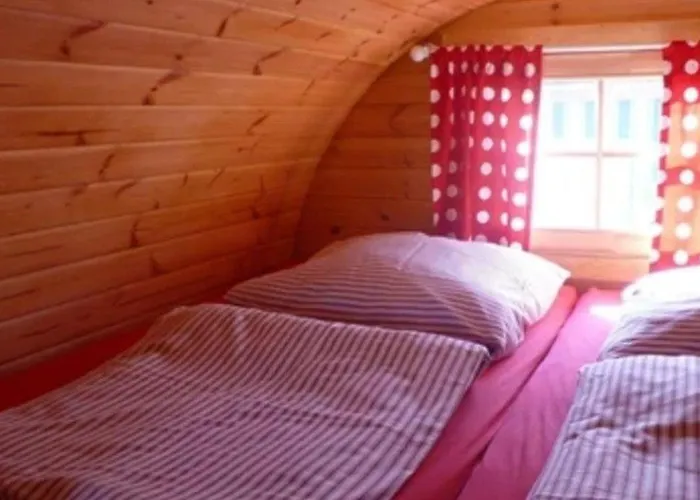 Kamp alanı Schlafen Im Fass Mit Sonnenuntergang Blick